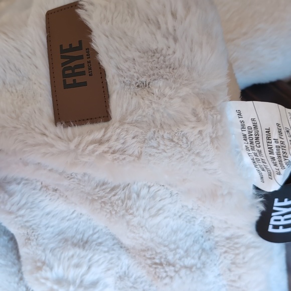 Luxurious Set 4 King Frye Fur Pillow Shams - Picture 4 of 4